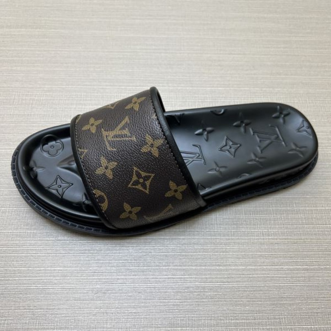 ファッション好き必見 LOUIS VUITTON ルイヴィトン コピー メンズ用 サンダル SNS映え抜群