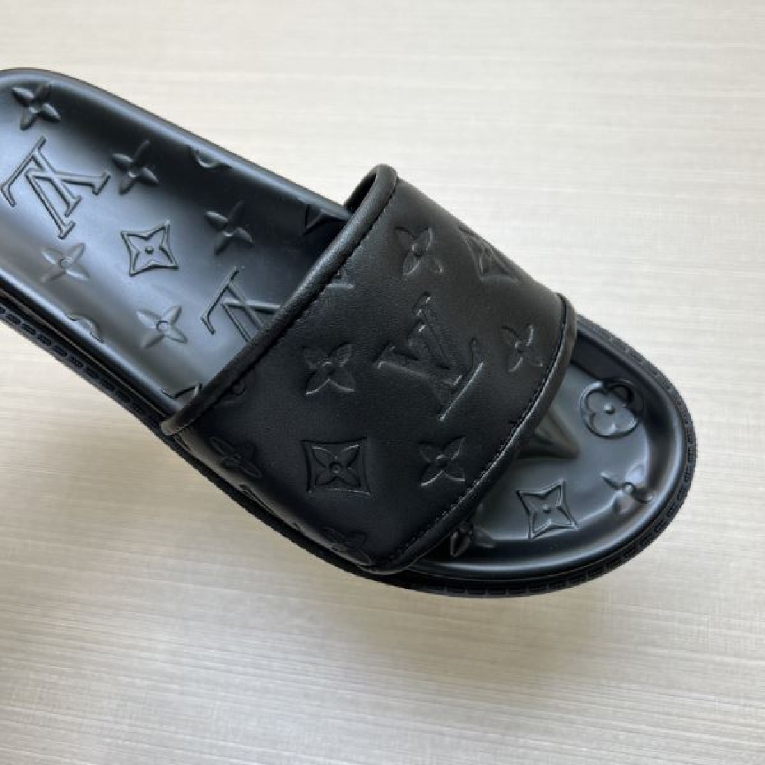 快適でスタイリッシュな LOUIS VUITTON ルイヴィトン コピー サンダル