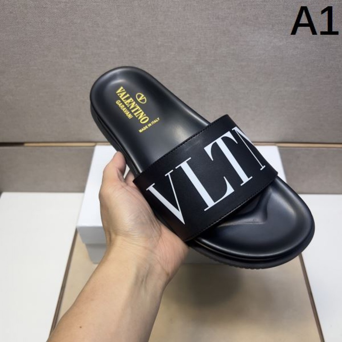 VALENTINO 存在感と洗練 ヴァレンティノ コピー サンダル 今季マストバイ