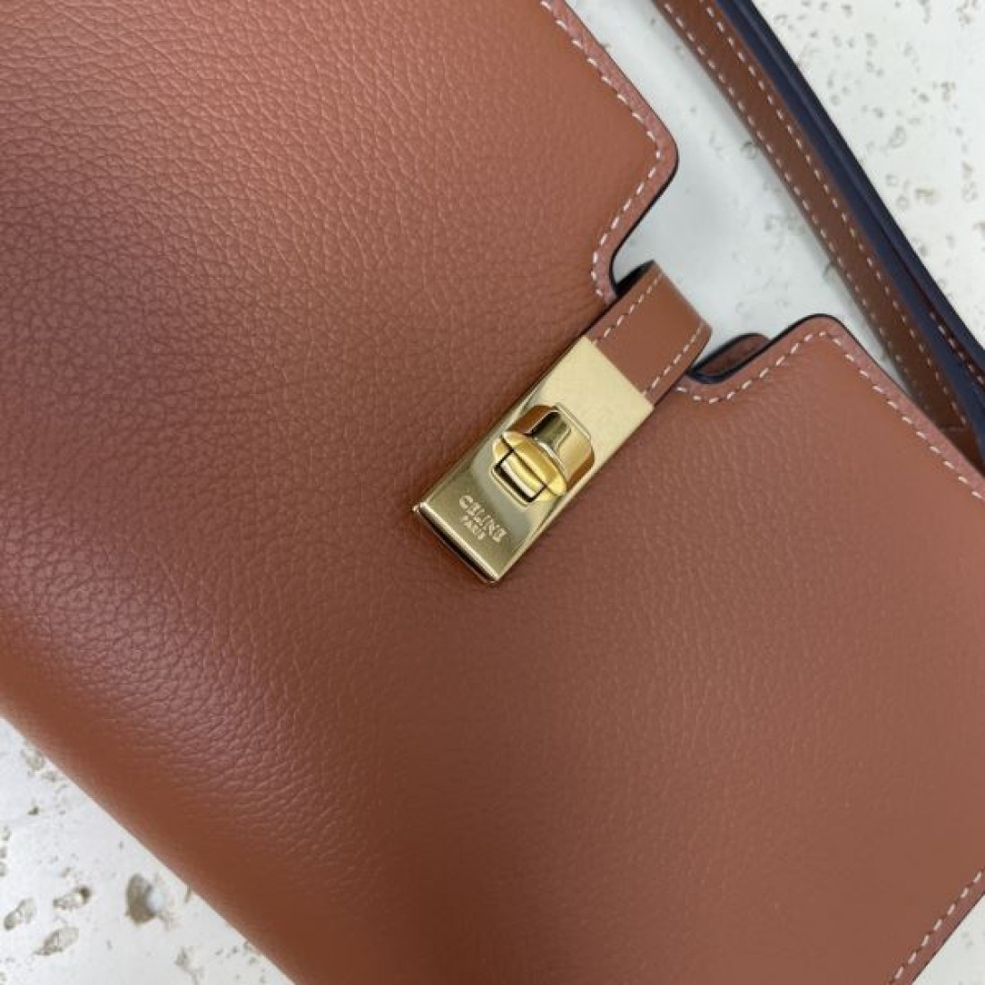 CELINE スーパーコピー ショルダーバッグ ロゴ 絶大な人気を博する新作 セリーヌ