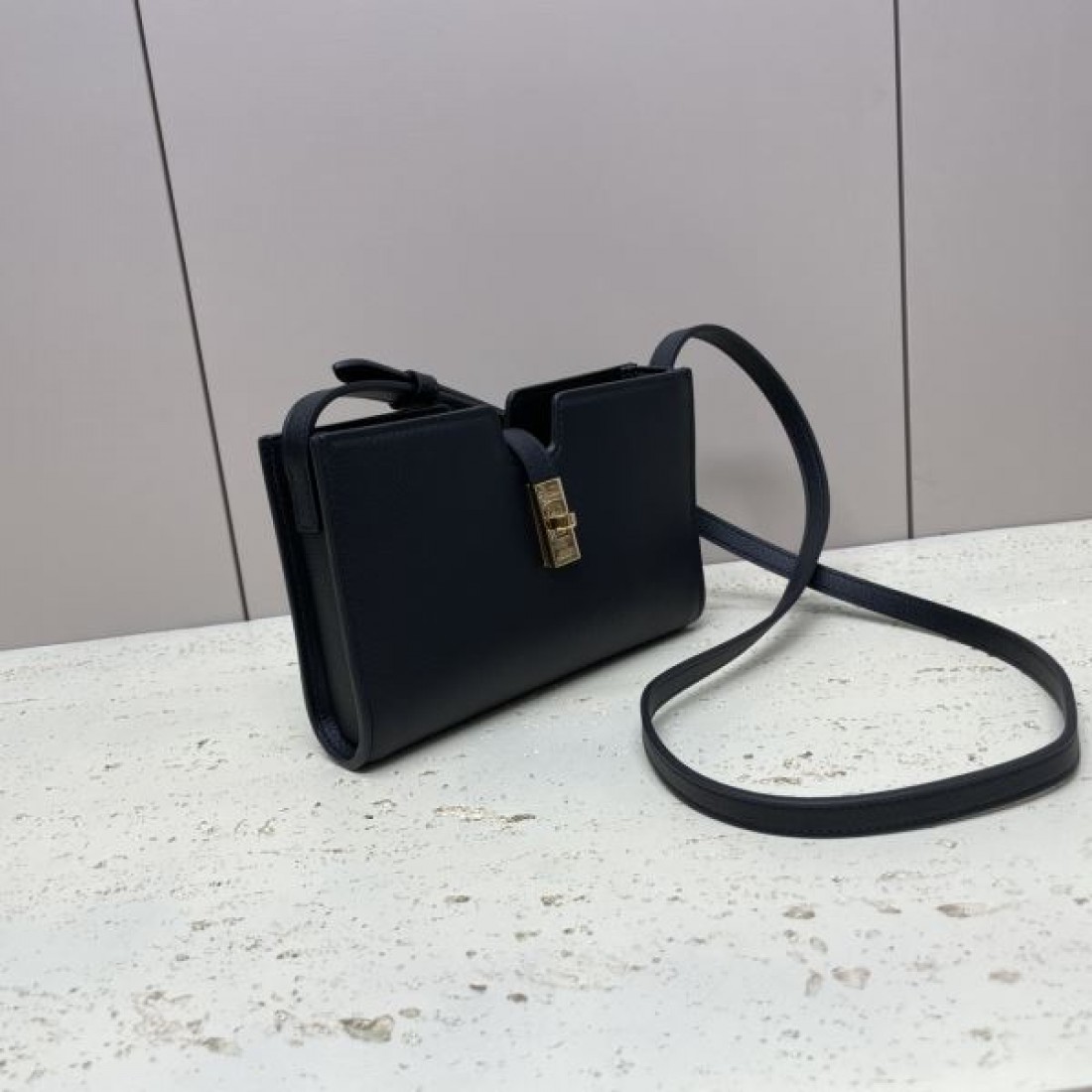 個性派アイテム CELINE コピー ショルダーバッグ 今年も大活躍間違いなし