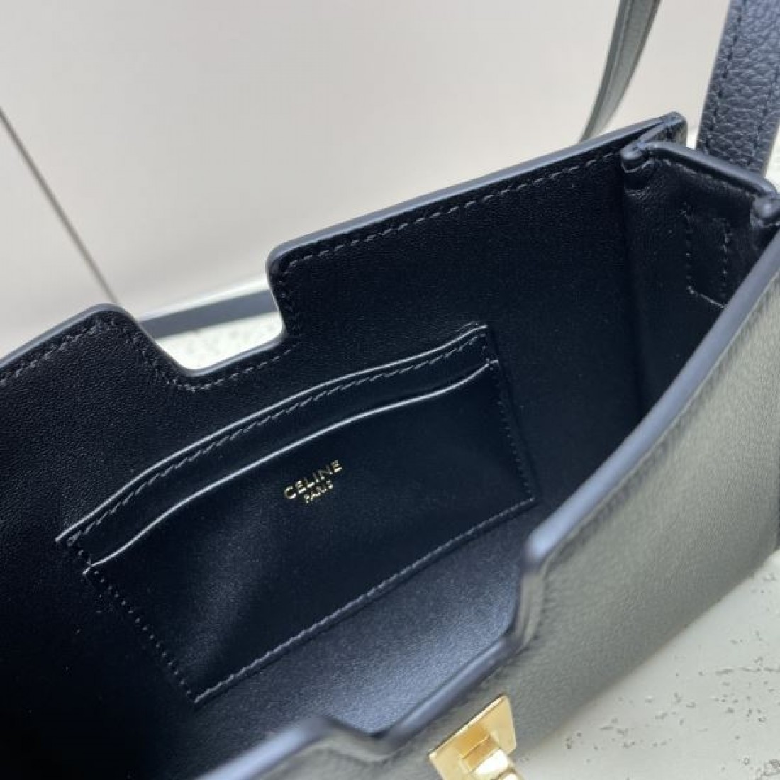 個性派アイテム CELINE コピー ショルダーバッグ 今年も大活躍間違いなし