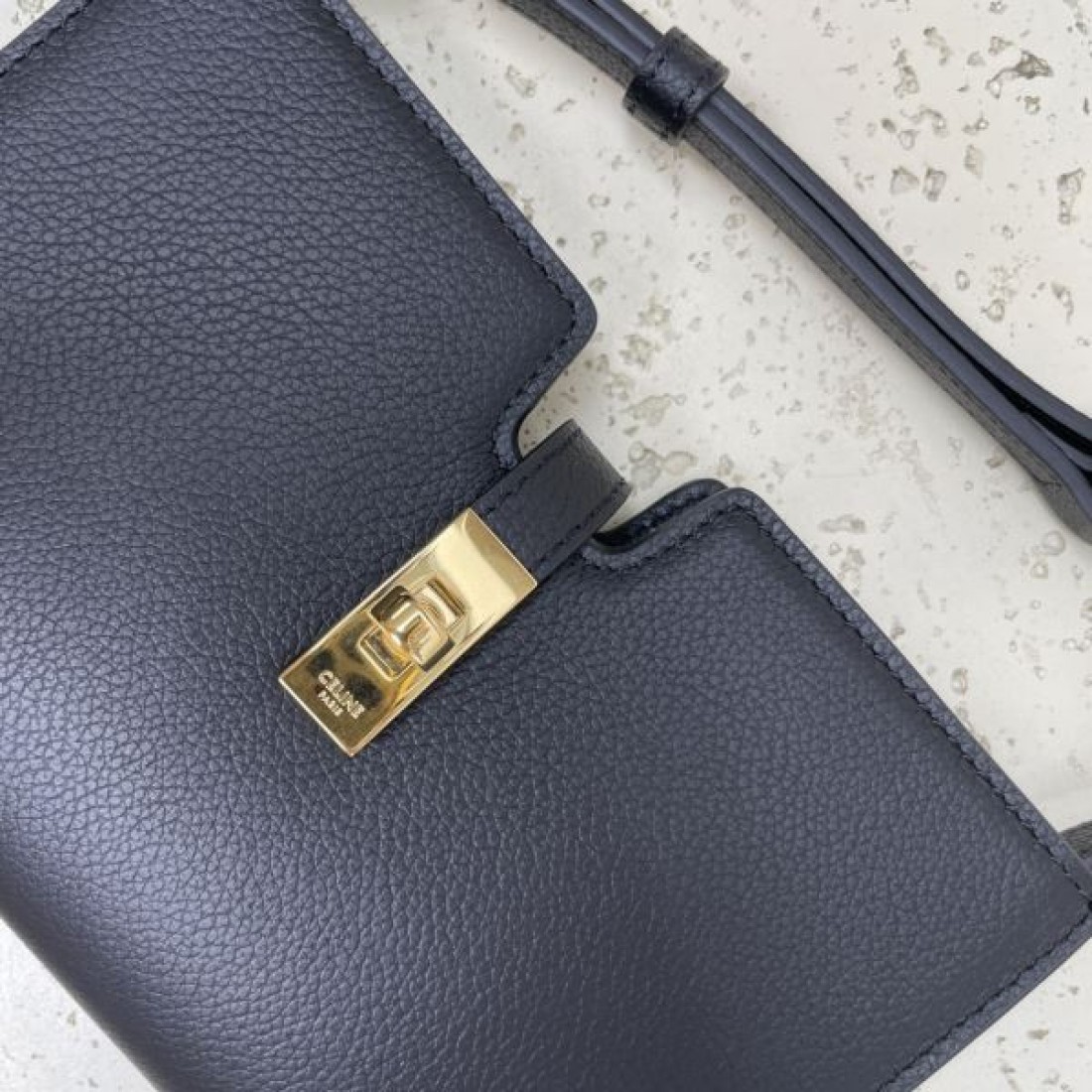個性派アイテム CELINE コピー ショルダーバッグ 今年も大活躍間違いなし