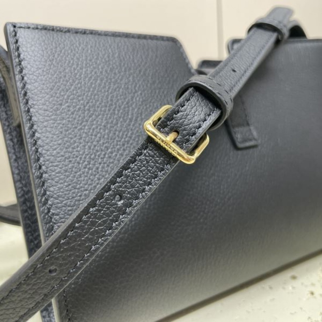 個性派アイテム CELINE コピー ショルダーバッグ 今年も大活躍間違いなし
