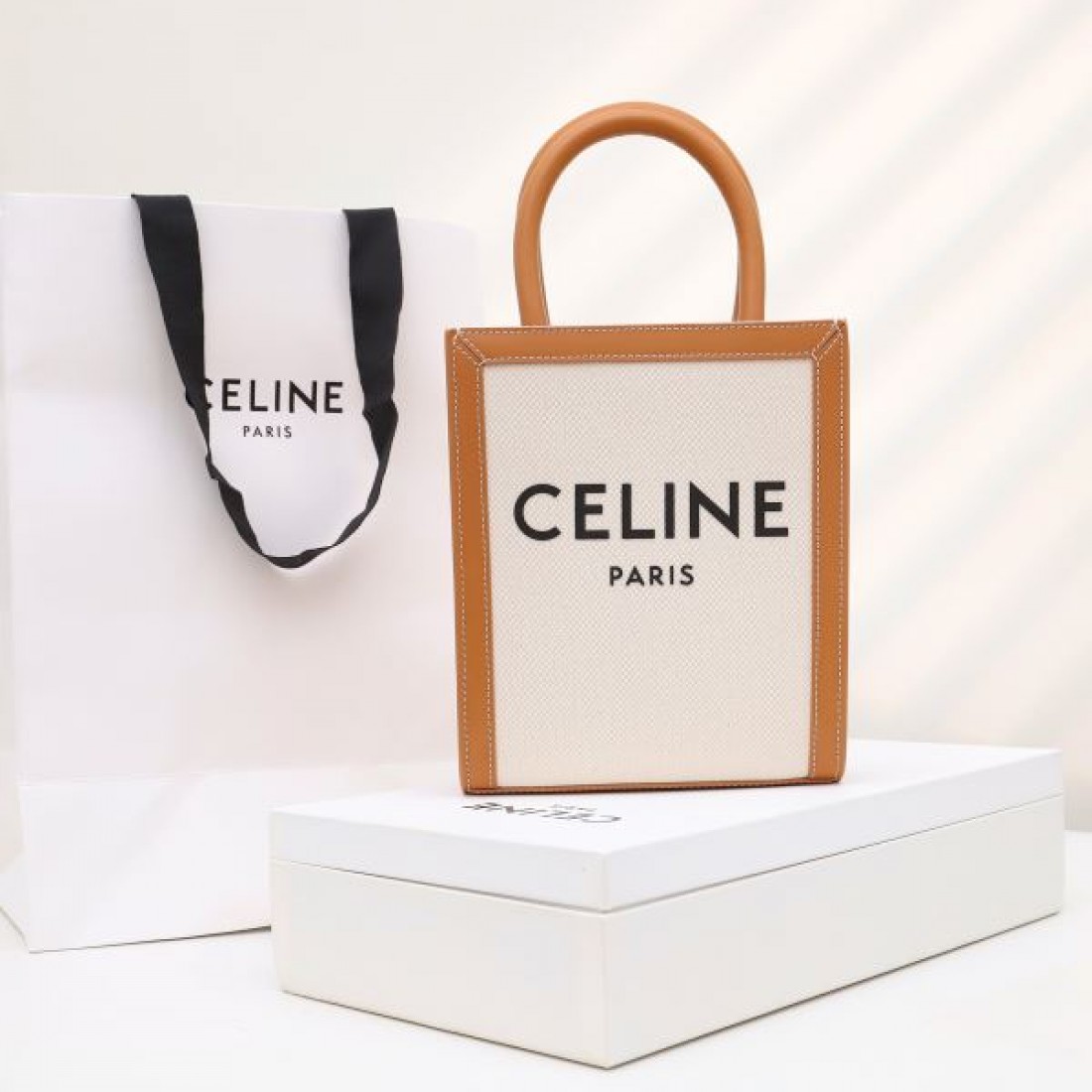 大人の落ち着きを感じさせる CELINE セリーヌ コピー トートバッグ