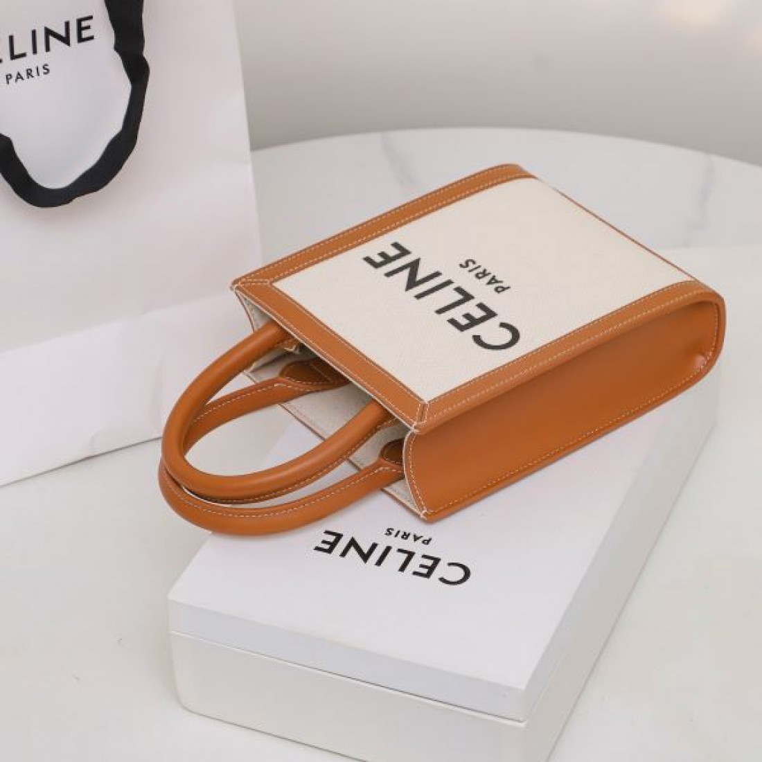  大人の落ち着きを感じさせる CELINE セリーヌ コピー トートバッグ
