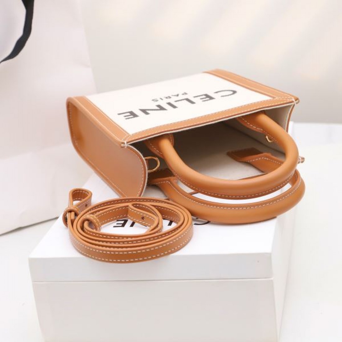  大人の落ち着きを感じさせる CELINE セリーヌ コピー トートバッグ
