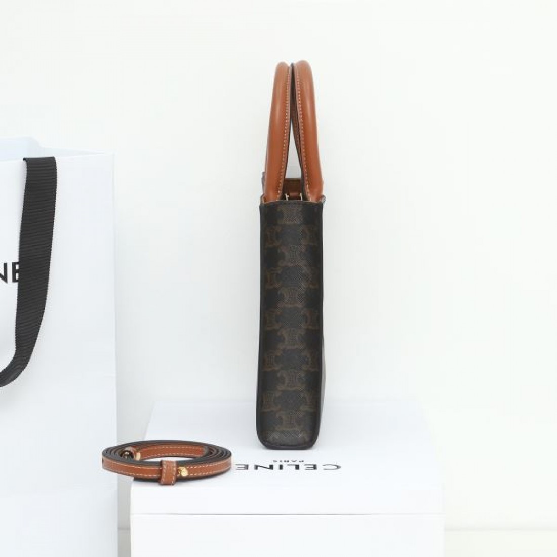 デザイン性抜群 CELINE セリーヌ コピー トートバッグ 美シルエット実現