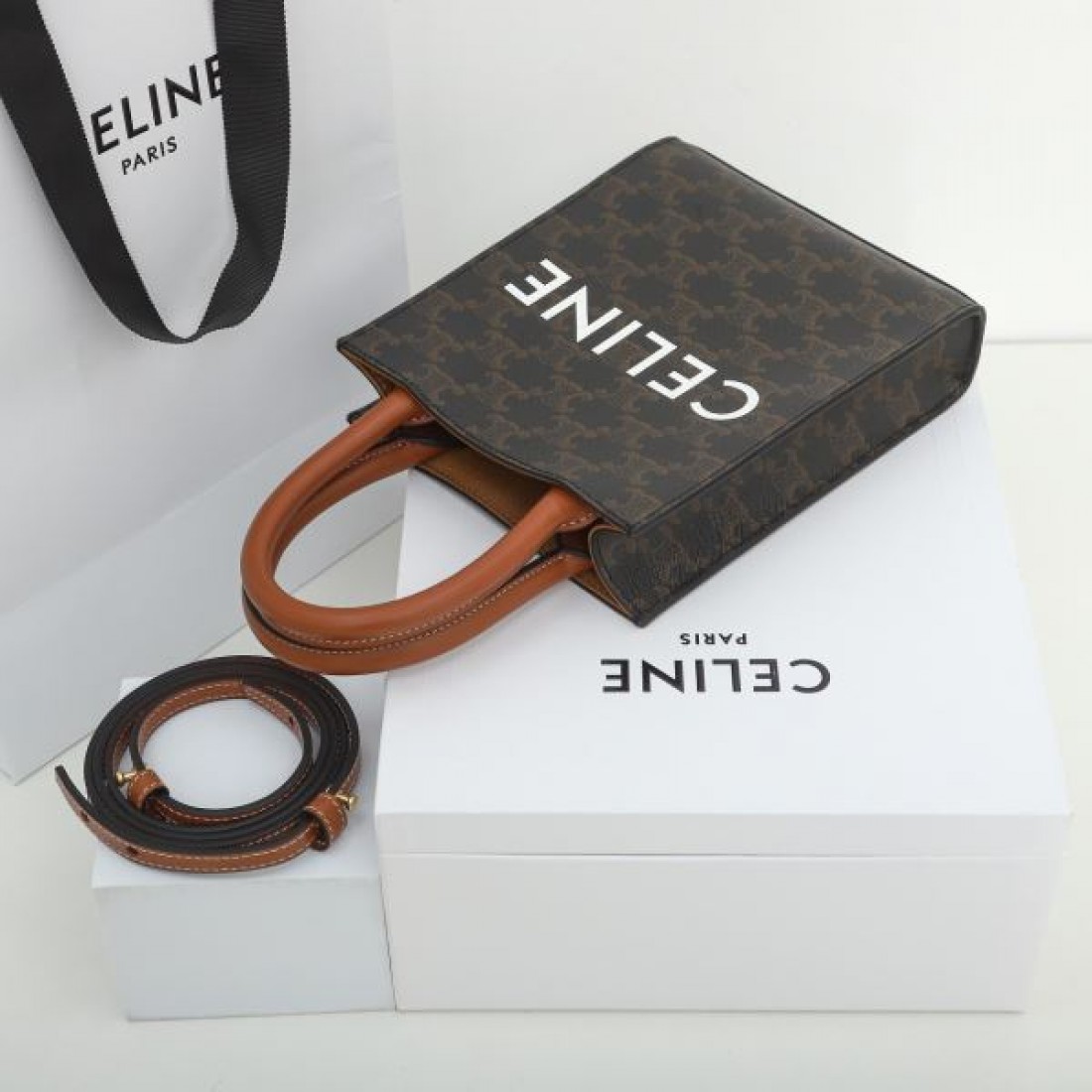 デザイン性抜群 CELINE セリーヌ コピー トートバッグ 美シルエット実現