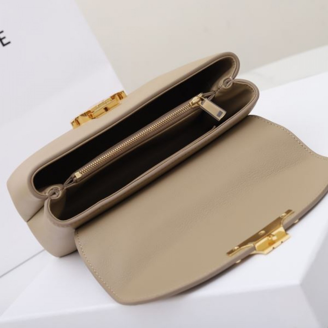 引き続き新品を楽しい CELINE セリーヌ コピー トートバッグ 続々とお目見える