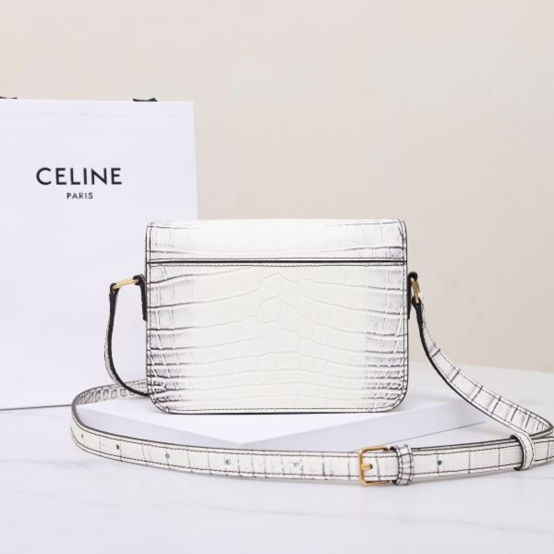 落ち着きと機能美 CELINE セリーヌ コピー ショルダーバッグ 上品なライフスタイルに