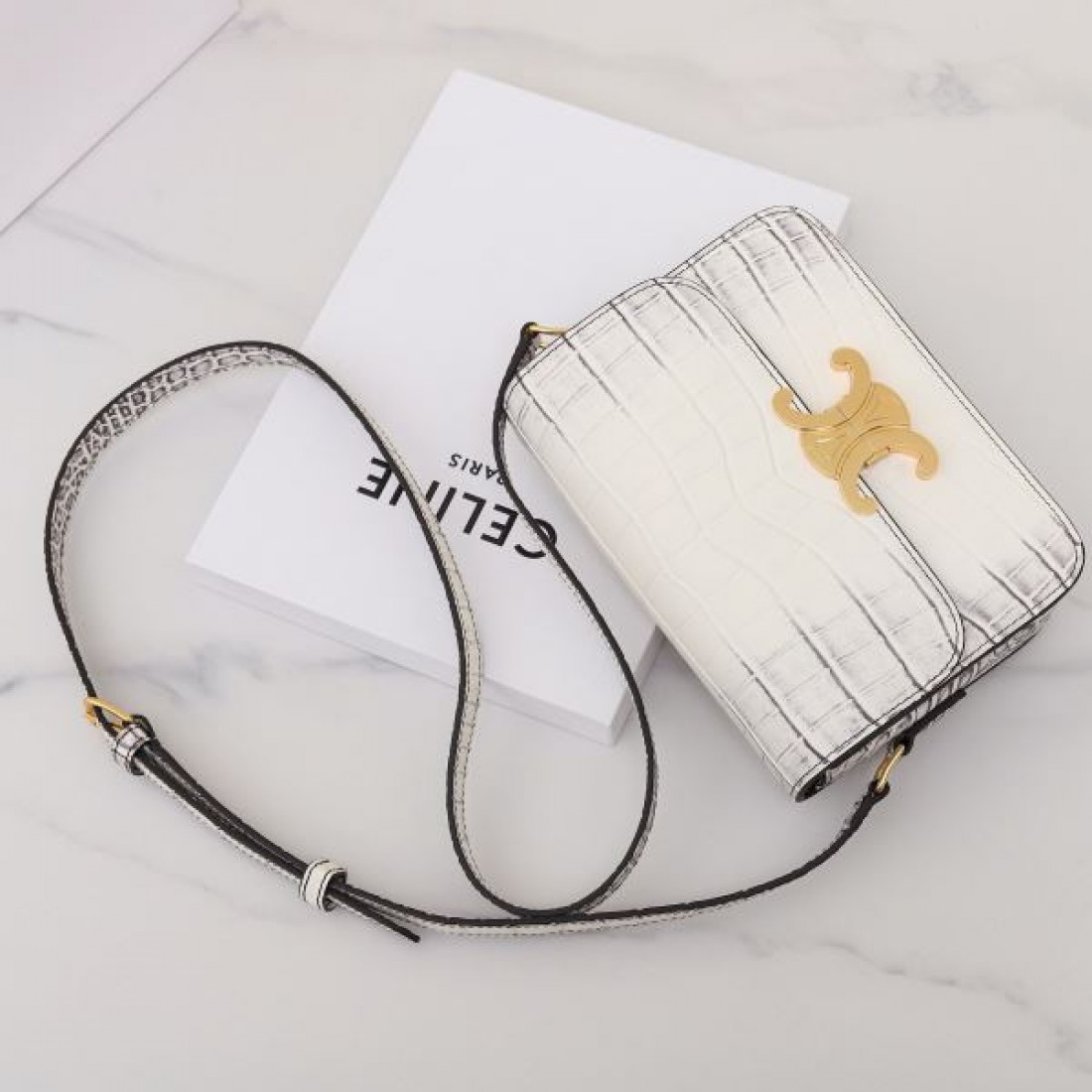 落ち着きと機能美 CELINE セリーヌ コピー ショルダーバッグ 上品なライフスタイルに