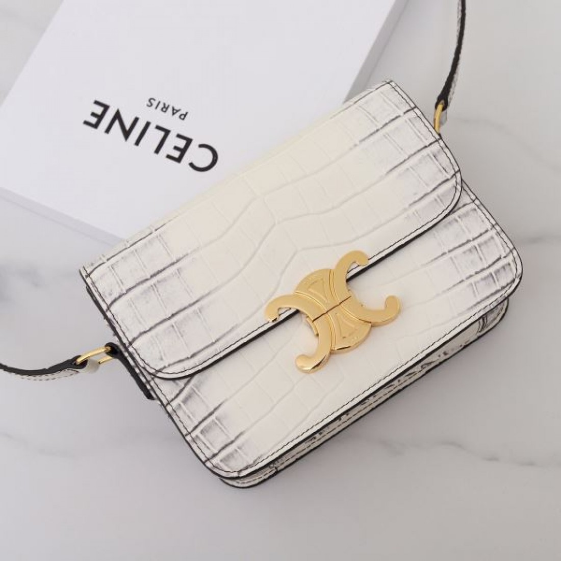 落ち着きと機能美 CELINE セリーヌ コピー ショルダーバッグ 上品なライフスタイルに