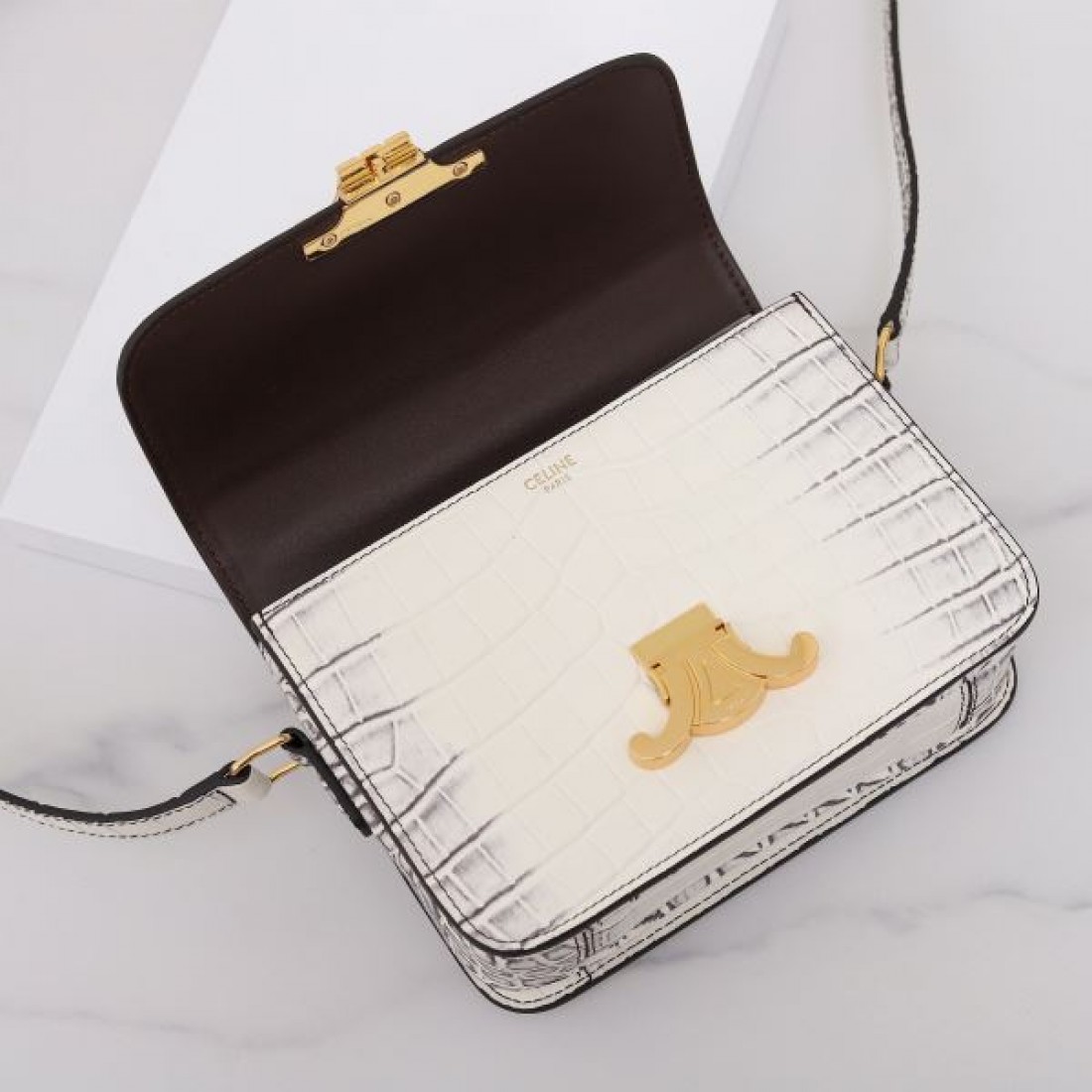 落ち着きと機能美 CELINE セリーヌ コピー ショルダーバッグ 上品なライフスタイルに