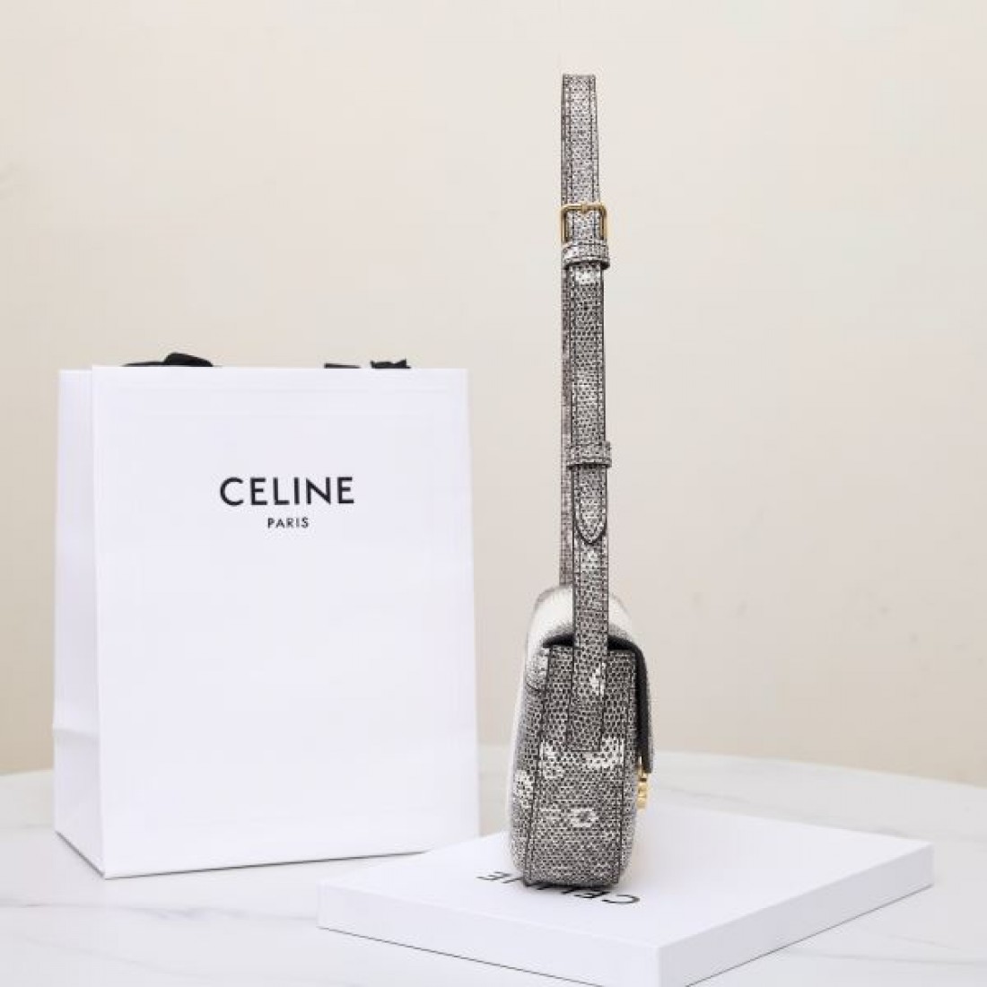 CELINE セリーヌ コピー ショルダーバッグ トレンド感溢れる カジュアルで上質な魅力