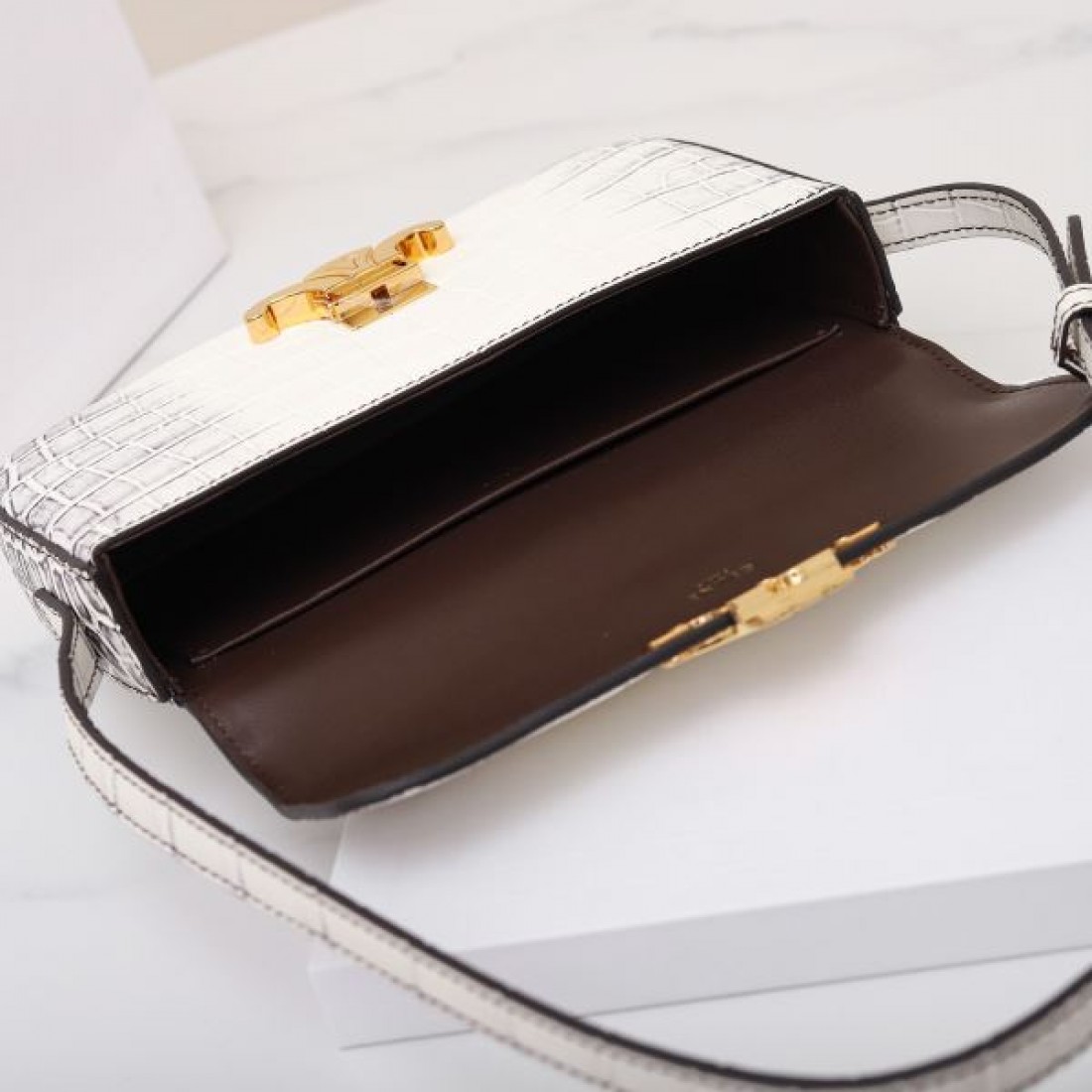 上品でモダンな CELINE セリーヌ コピー ショルダーバッグ 洗練された魅力
