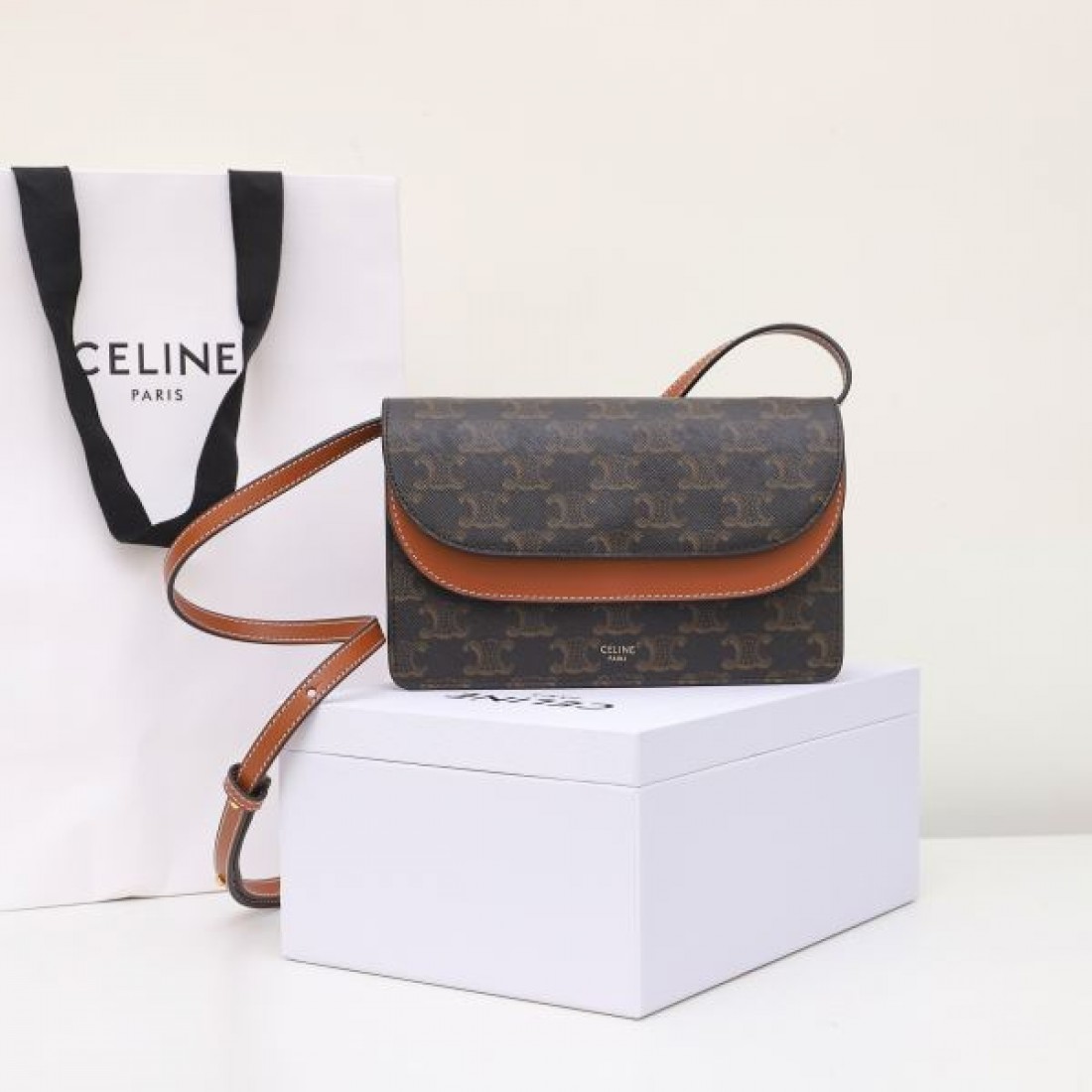 CELINE セリーヌ コピー ショルダーバッグ 優雅で落ち着いた 雰囲気漂う逸品