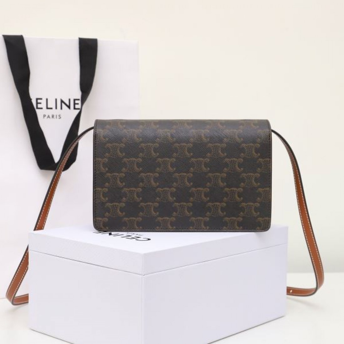 CELINE セリーヌ コピー ショルダーバッグ 優雅で落ち着いた 雰囲気漂う逸品