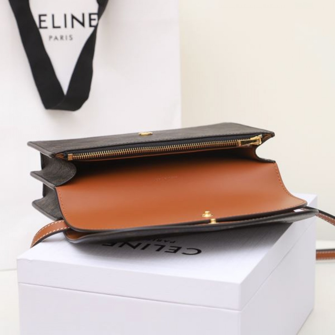 CELINE セリーヌ コピー ショルダーバッグ 優雅で落ち着いた 雰囲気漂う逸品