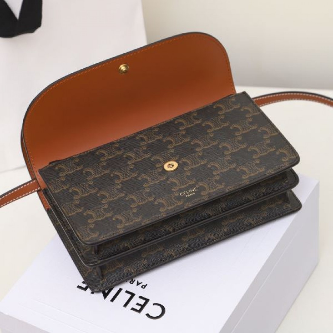 CELINE セリーヌ コピー ショルダーバッグ 優雅で落ち着いた 雰囲気漂う逸品