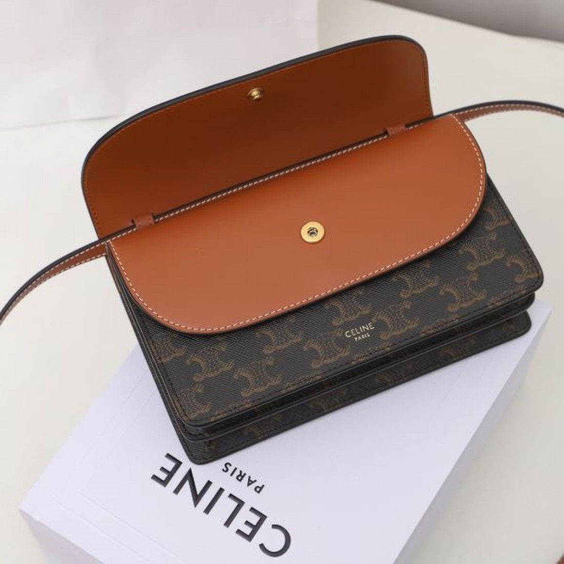 CELINE セリーヌ コピー ショルダーバッグ 優雅で落ち着いた 雰囲気漂う逸品