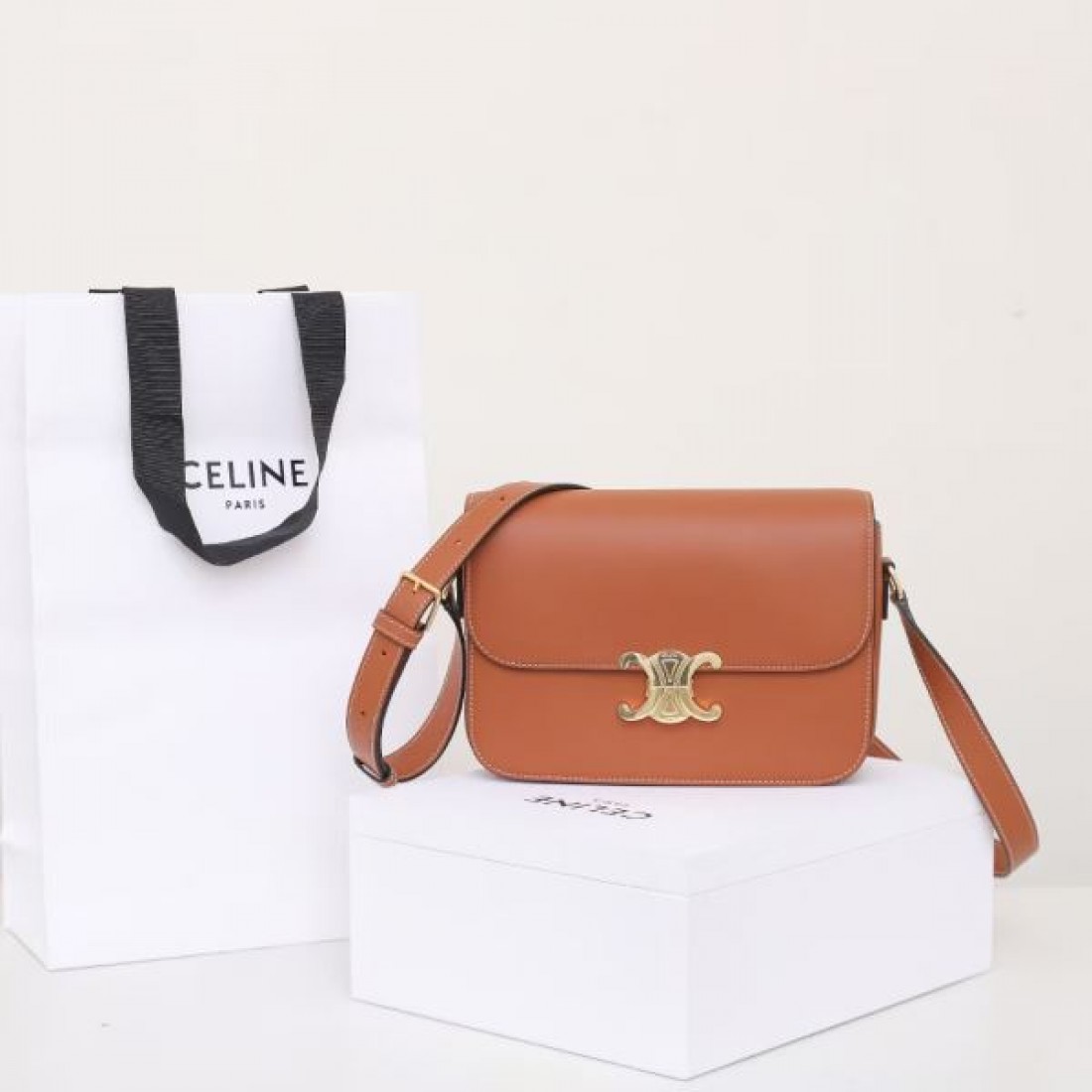 エレガントで機能的な CELINE セリーヌ コピー ショルダーバッグ 軽やかな印象