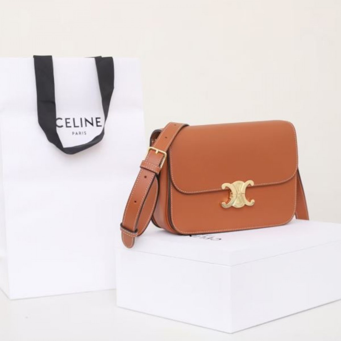 エレガントで機能的な CELINE セリーヌ コピー ショルダーバッグ 軽やかな印象