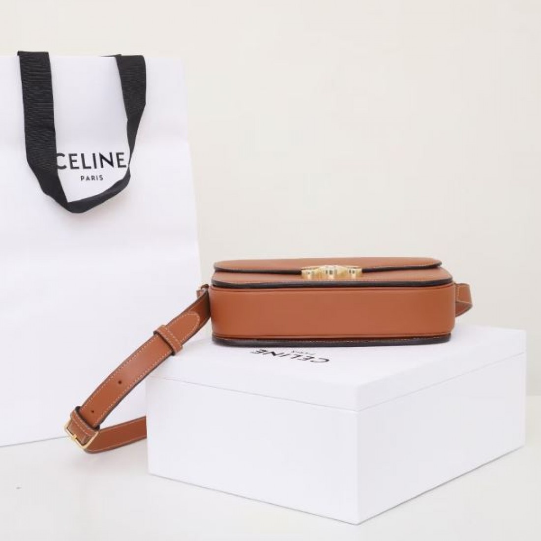 エレガントで機能的な CELINE セリーヌ コピー ショルダーバッグ 軽やかな印象