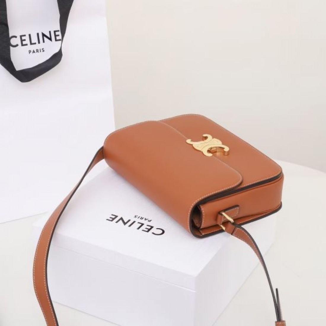 エレガントで機能的な CELINE セリーヌ コピー ショルダーバッグ 軽やかな印象
