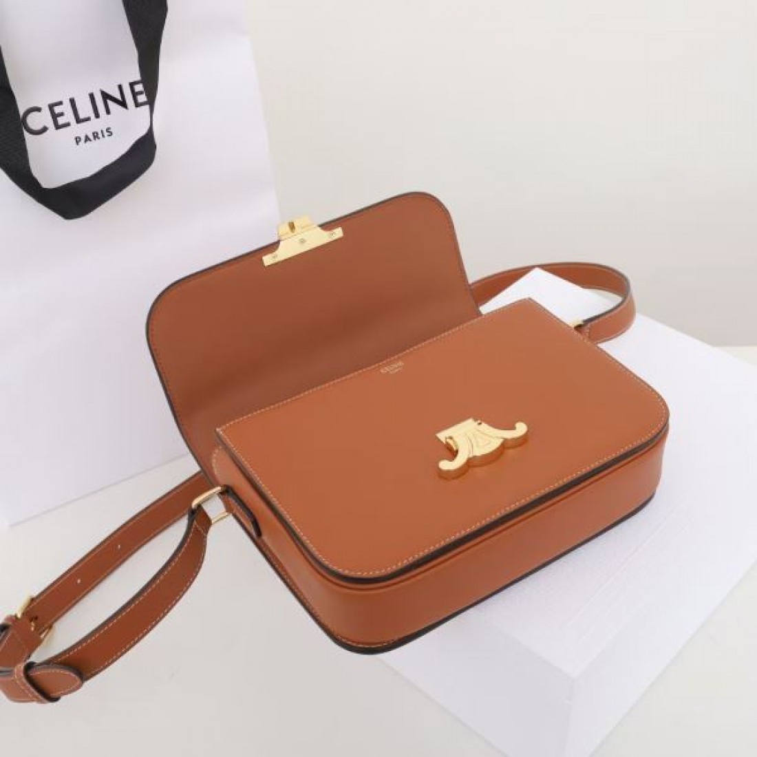 エレガントで機能的な CELINE セリーヌ コピー ショルダーバッグ 軽やかな印象