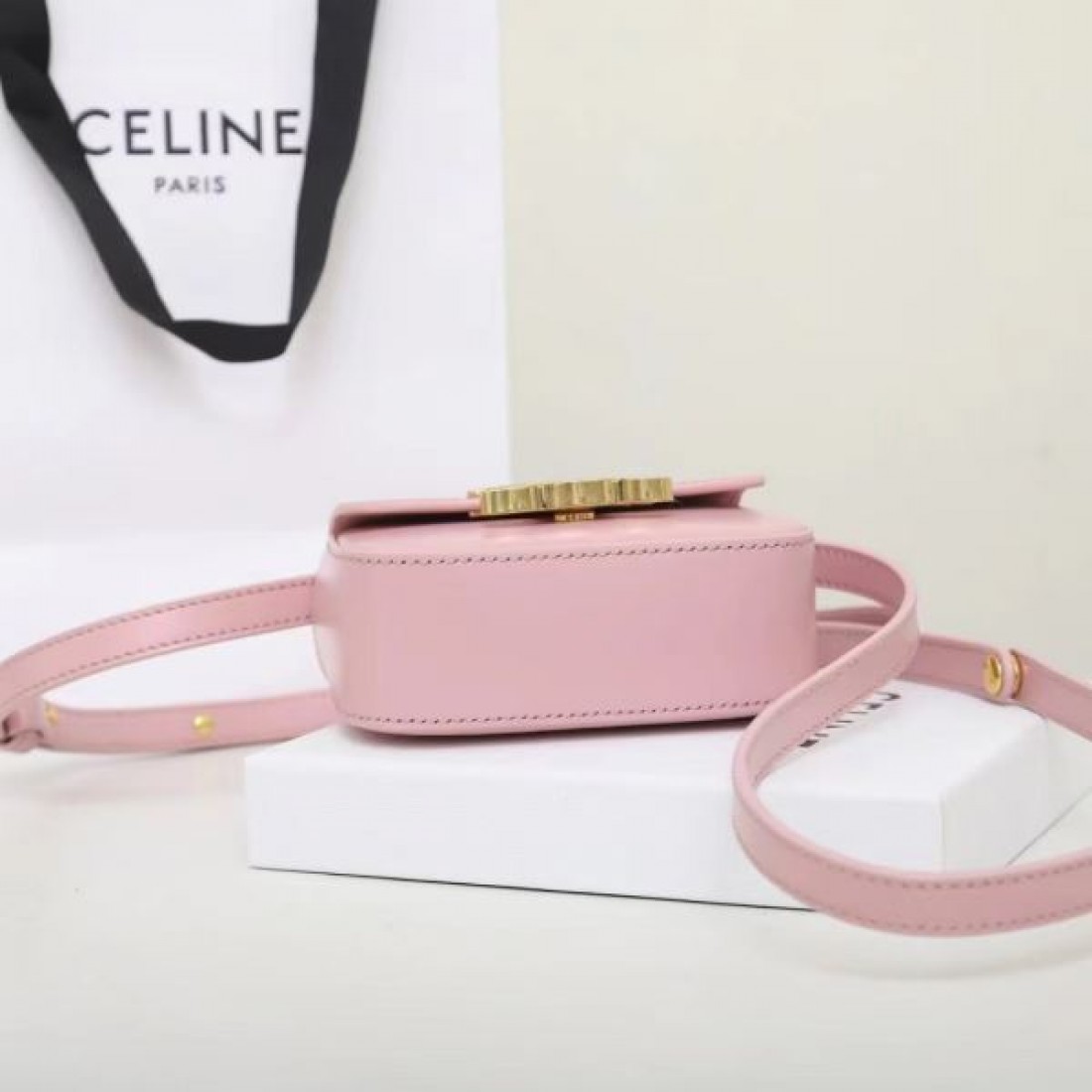 CELINE セリーヌ コピー ショルダーバッグ シンプルで高級感あふれるデザイン