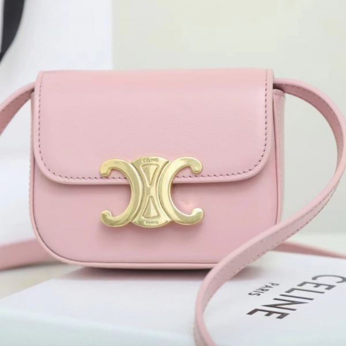 CELINE セリーヌ コピー ショルダーバッグ シンプルで高級感あふれるデザイン