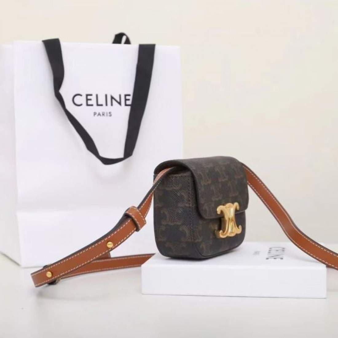 洗練されたスタイルと実用性 CELINE セリーヌ コピー ショルダーバッグ の調和