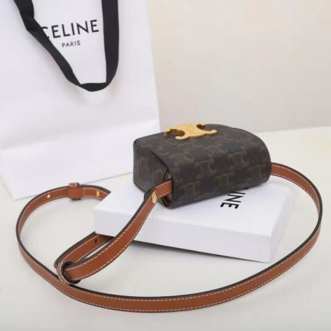 洗練されたスタイルと実用性 CELINE セリーヌ コピー ショルダーバッグ の調和