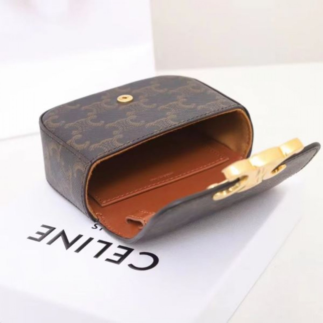 洗練されたスタイルと実用性 CELINE セリーヌ コピー ショルダーバッグ の調和