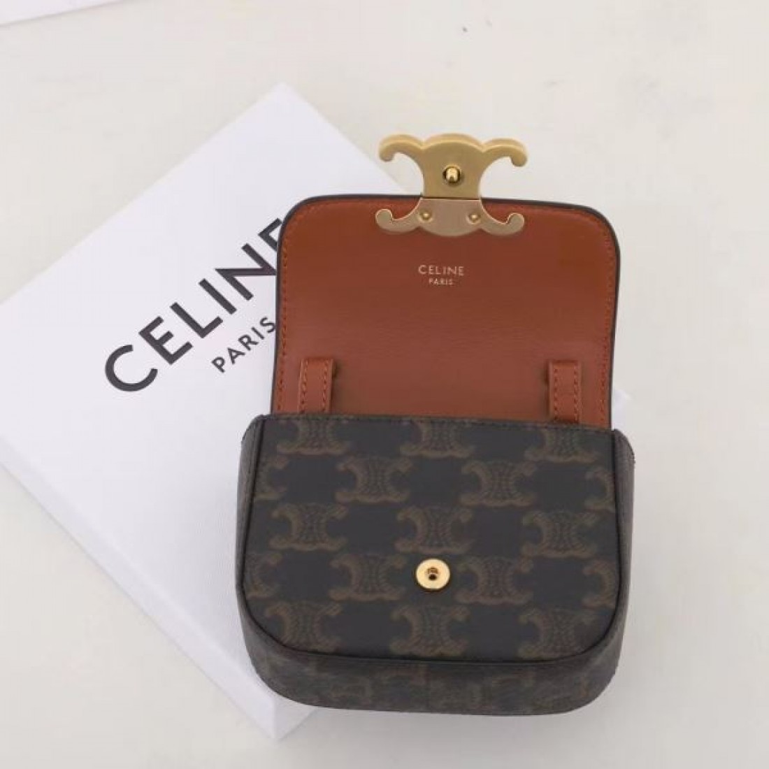 洗練されたスタイルと実用性 CELINE セリーヌ コピー ショルダーバッグ の調和