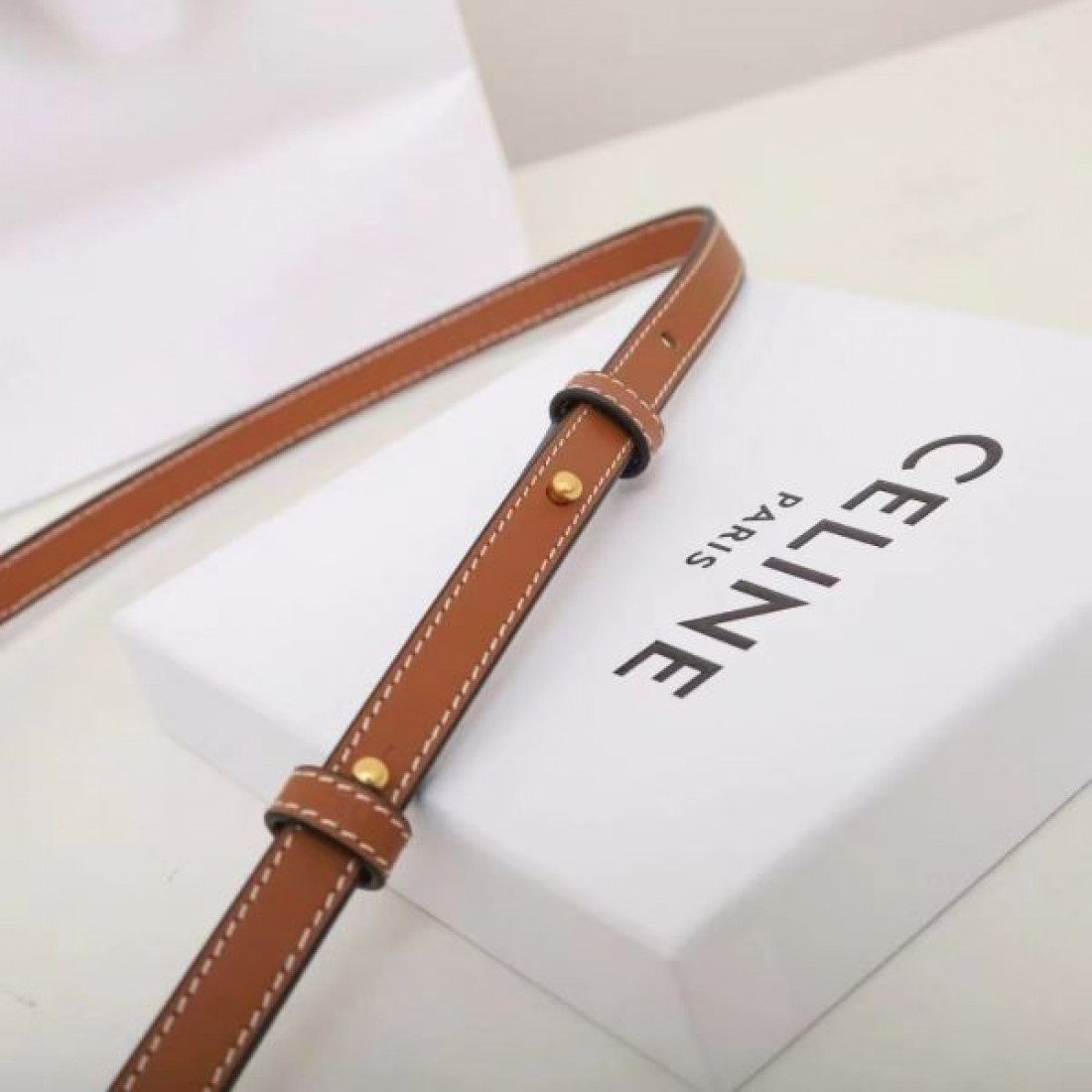 洗練されたスタイルと実用性 CELINE セリーヌ コピー ショルダーバッグ の調和