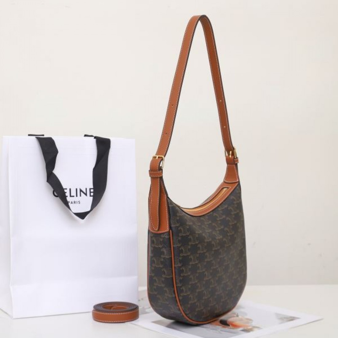  トレンド感と上質感 CELINE セリーヌ コピー ショルダーバッグ 華やかで都会的