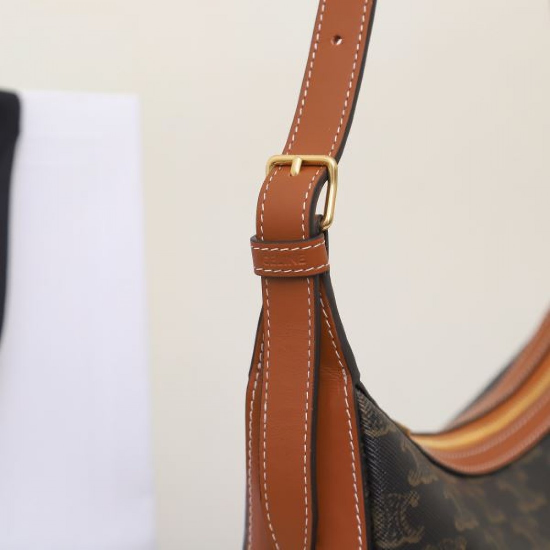  トレンド感と上質感 CELINE セリーヌ コピー ショルダーバッグ 華やかで都会的
