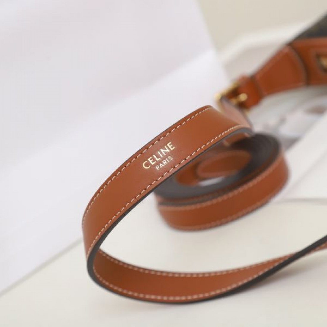 トレンド感と上質感 CELINE セリーヌ コピー ショルダーバッグ 華やかで都会的