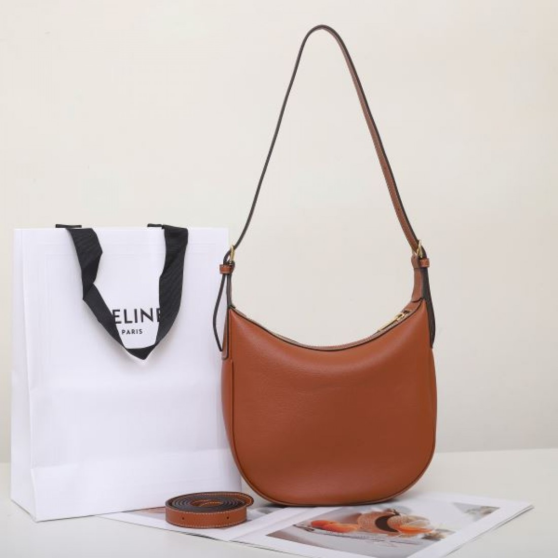 CELINE セリーヌ コピー ショルダーバッグ 端正でフェミニンな 大人の気品