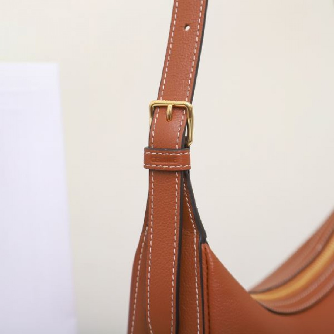 CELINE セリーヌ コピー ショルダーバッグ 端正でフェミニンな 大人の気品