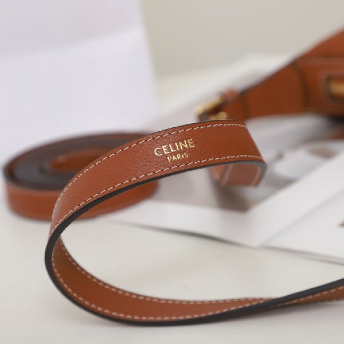 CELINE セリーヌ コピー ショルダーバッグ 端正でフェミニンな 大人の気品