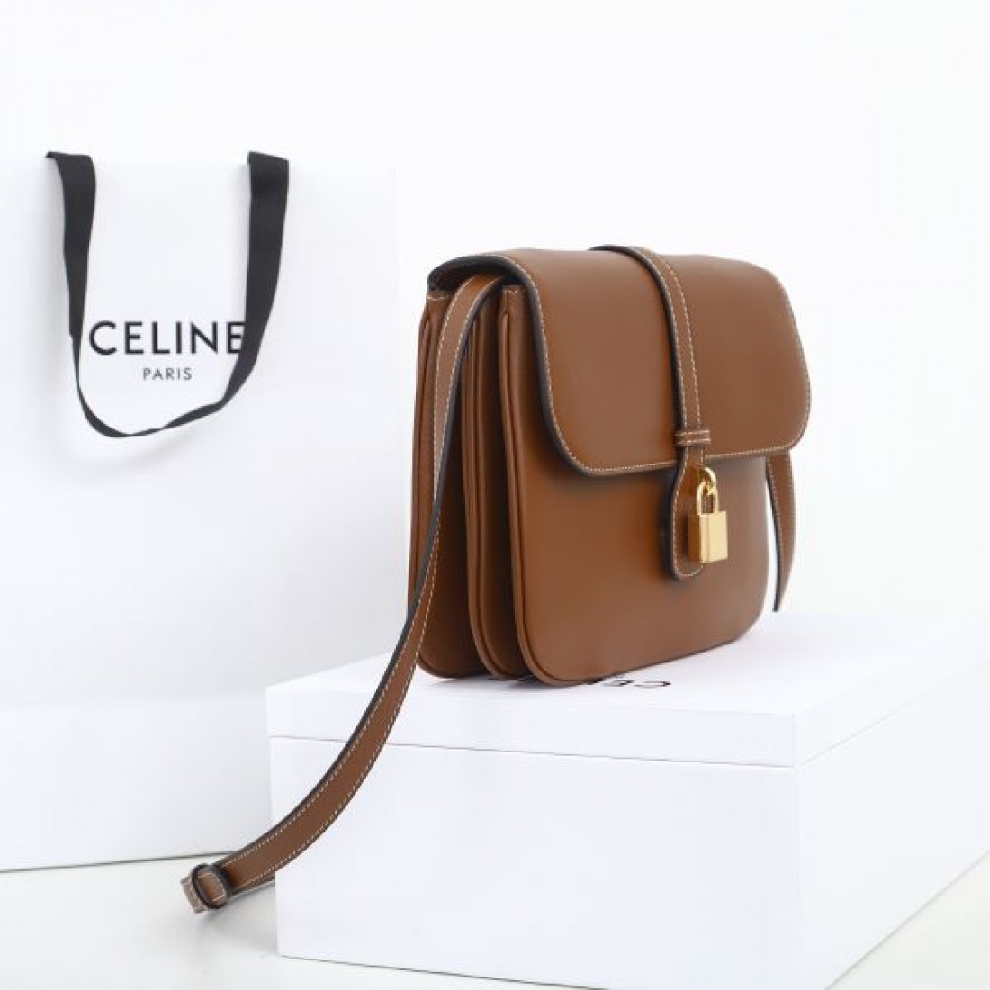 モダンで上質な質感 CELINE セリーヌ コピー ショルダーバッグ 洗練された印象