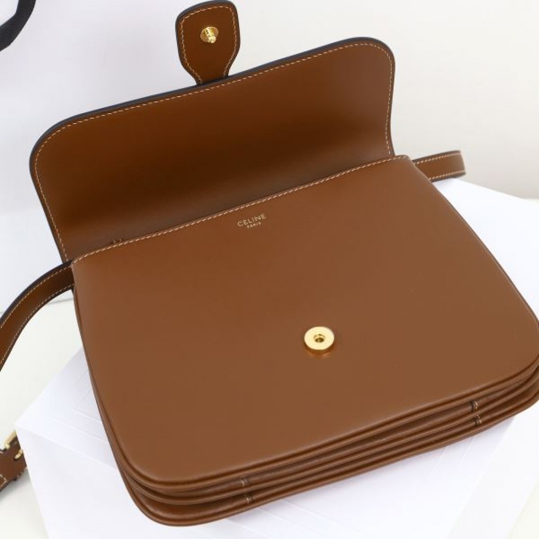 モダンで上質な質感 CELINE セリーヌ コピー ショルダーバッグ 洗練された印象