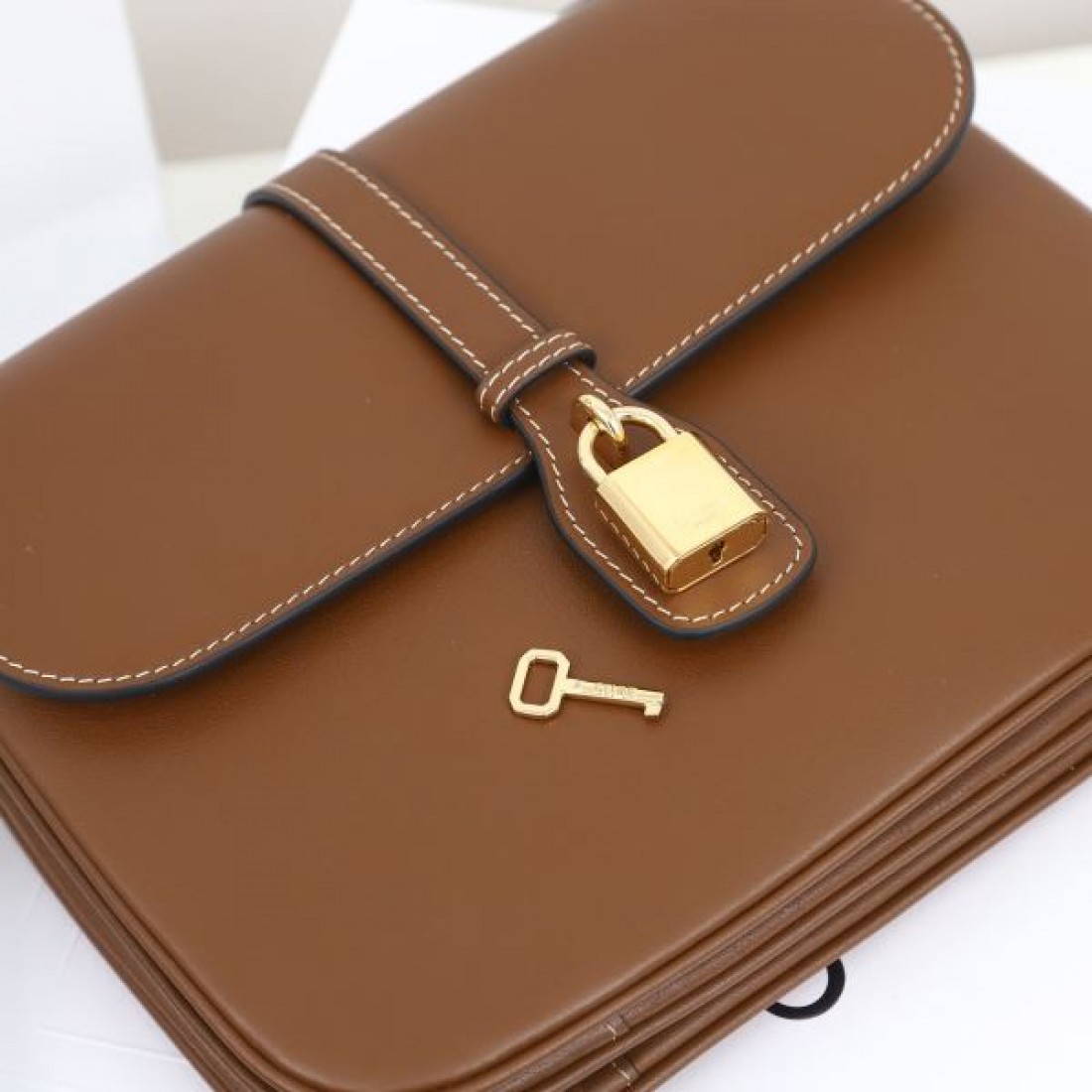 モダンで上質な質感 CELINE セリーヌ コピー ショルダーバッグ 洗練された印象