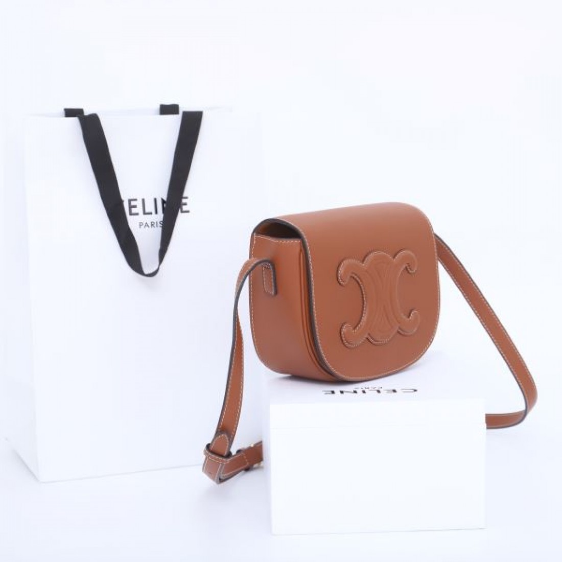 CELINE セリーヌ コピー ショルダーバッグ 高級感と機能性を備えた 上品な佇まい
