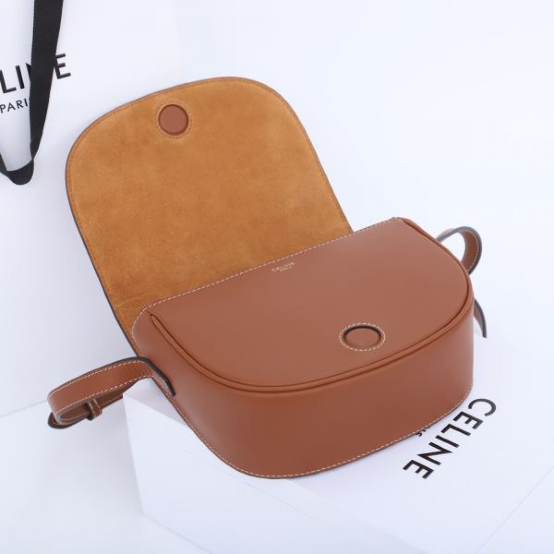 CELINE セリーヌ コピー ショルダーバッグ 高級感と機能性を備えた 上品な佇まい