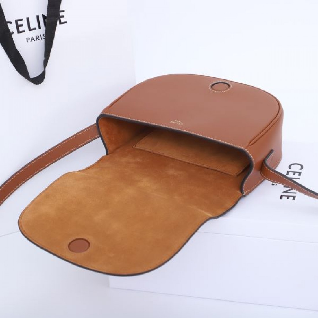 CELINE セリーヌ コピー ショルダーバッグ 高級感と機能性を備えた 上品な佇まい