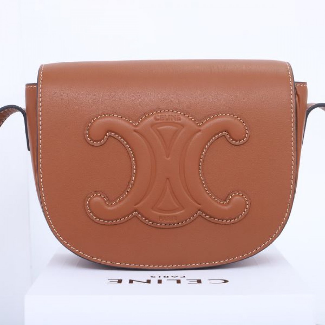 CELINE セリーヌ コピー ショルダーバッグ 高級感と機能性を備えた 上品な佇まい